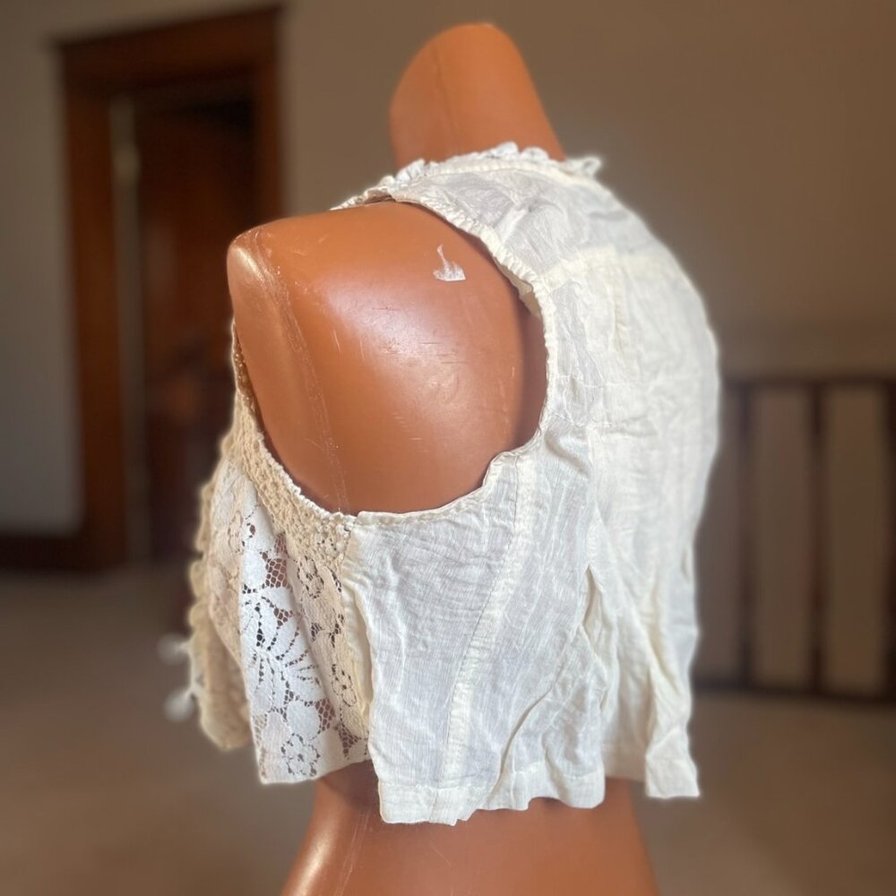 Wet Seal Ivory Lace Cropped Vest – Size Small - Picture 2 of 3